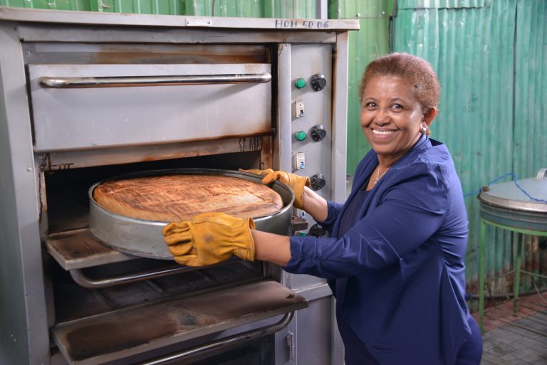Auch Backen will gelernt sein. Dies zeigt Hanna Teshome den Müttern, denn es ist eine geeignete Einnahmequelle, Injera zu verkaufen. <span class="copyright">Caritas/Zündel</span>