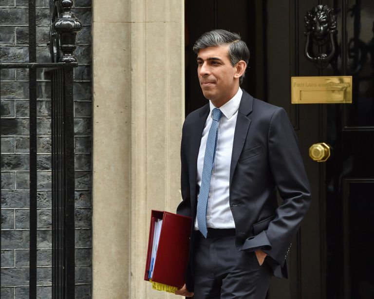 Der Premierminister Rishi Sunak vor der Downing Street 10 <span class="copyright">IMAGO/ Thomas Ktych</span>