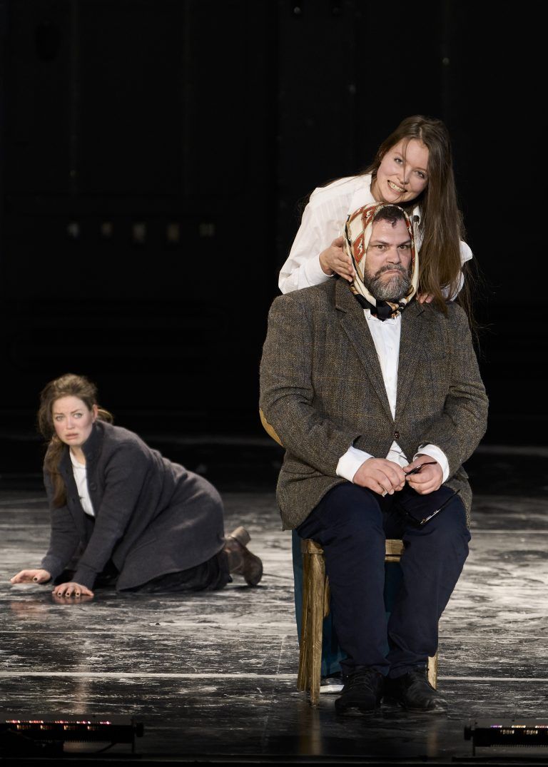 Nanette Waidmann, Raphael Rubino und Rebecca Hammermüller in "Das Fest des Lamms".