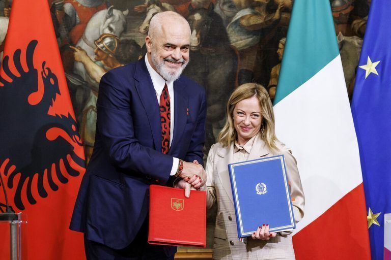 Albanischer Premierminister Edi Rama und italienische Primierministerin Giorgia Meloni<span class="copyright">AP/ Robert Monaldo</span>