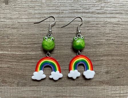 Frau musste wegen  Regenbogen-Ohrringen  in Haft