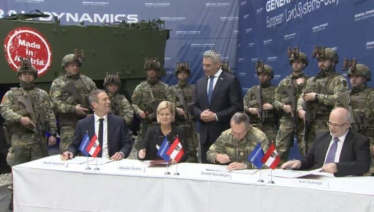 Vertragsunterzeichnung bei General Dynamics European Land Systems (GDELS) in Wien-Simmering am Montag<span class="copyright"> apa/roland schlager</span><br><a rel="noreferrer noopener" href="https://www.kleinezeitung.at/autor/17735847/wilfried-rombold" target="_blank"></a><br>