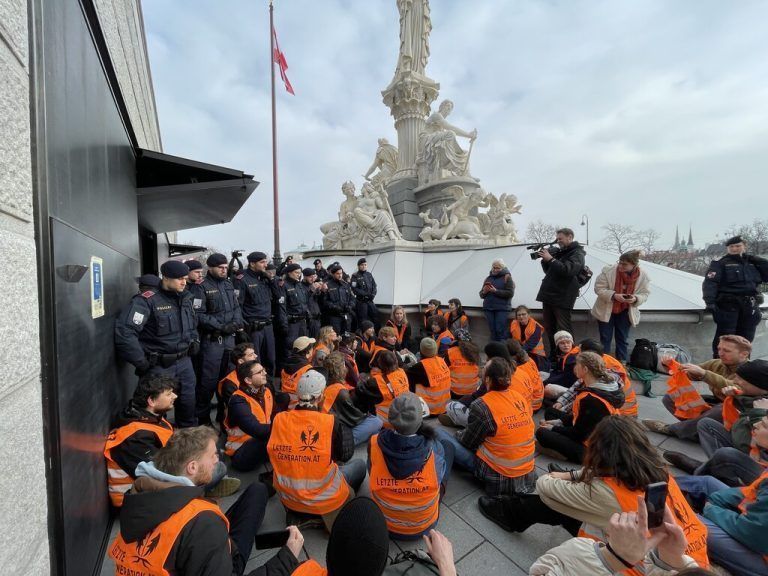 Vor dem Parlament haben sich die Aktivisten versammelt <span class="copyright">Letzte Generation Österreich</span>