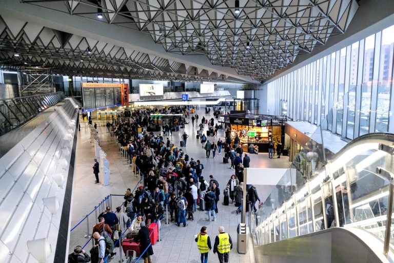 Die Gewerkschaft Verdi hat deutschlandweit zu einem eintägigen Streik im Luftsicherheitsbereich aufgerufen. Reisende warten am Flughafen Frankfurt <span class="copyright">imago/ florian Wiegan</span>
