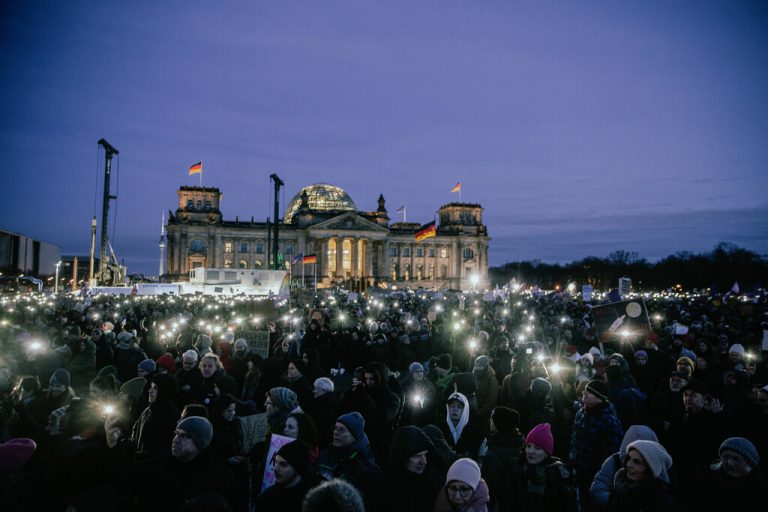 In Deutschland protestierten in zahlreichen Städten Hunderttausende gegen die extreme Rechte <span class="copyright">IMAGO/ Hami Roshan</span>