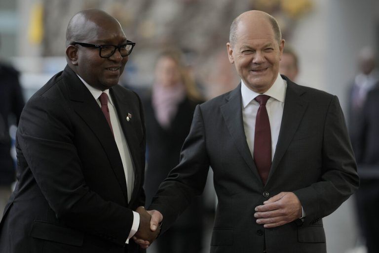 Olaf Scholz (re.) und Jean-Michel Sama Lukonde Kyenge (li.) in Deutschland <span class="copyright">AP/ Markus Schreiber</span>