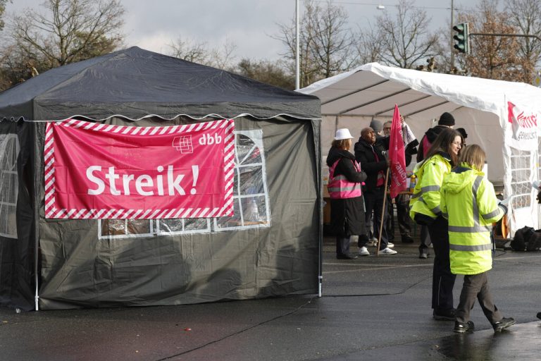 Streik des Sicherheitspersonals in Frankfurt <span class="copyright">imago/peter heinrich</span>