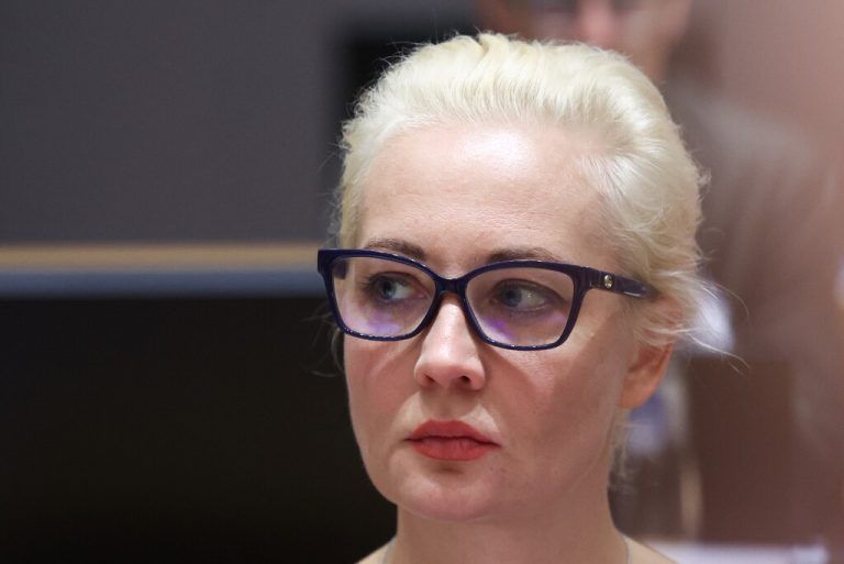 Putin habe ihr den liebsten und wertvollsten Menschen genommen, die Hälfte ihrer Seele und ihres Herzens, sagt Nawalnaja. Mit der anderen Hälfte wolle sie nun wie ihr Mann gegen Ungerechtigkeit und Korruption und für ein freies Russland kämpfen <span class="copyright">Yves herman</span>