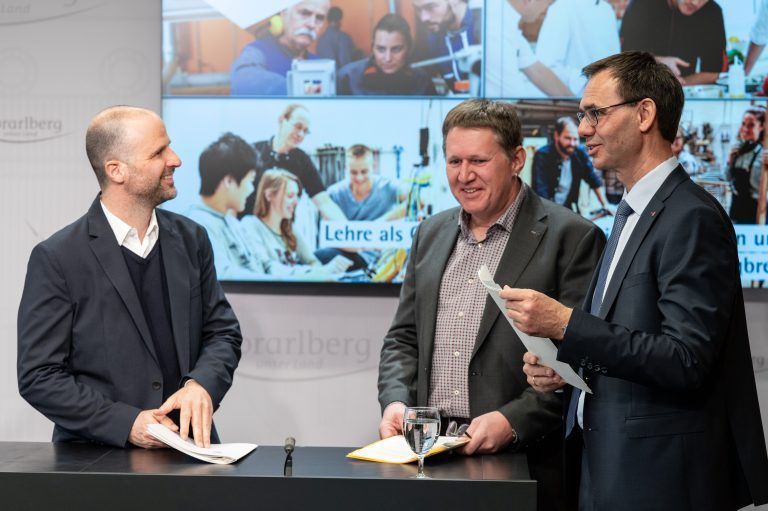Marco Tittler, Markus Nesensohn und Markus Wallner im Pressefoyer. <span class="copyright">Land Vorarlberg/Serra</span>
