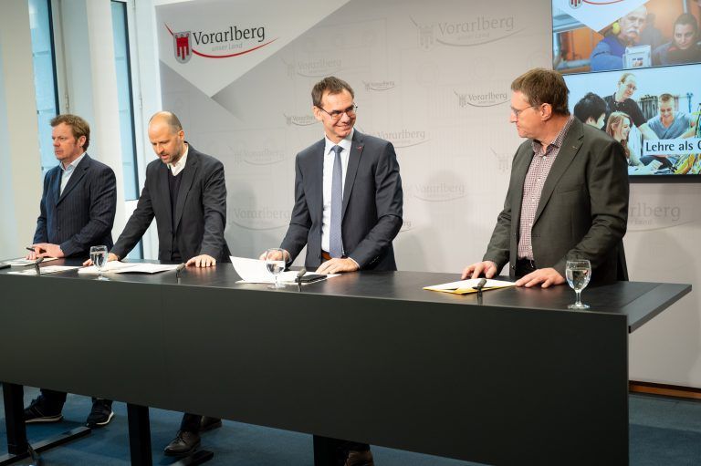 Im Pressefoyer gab es viele lobende Worte für Lehrlinge. <span class="copyright">Land Vorarlberg/Serra</span>