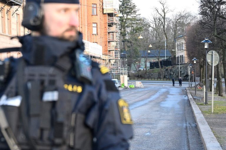 Ein Polizist vor der israelischen Botschaft in Stockholm. <span class="copyright">AFP/Henrik Montgomery</span>