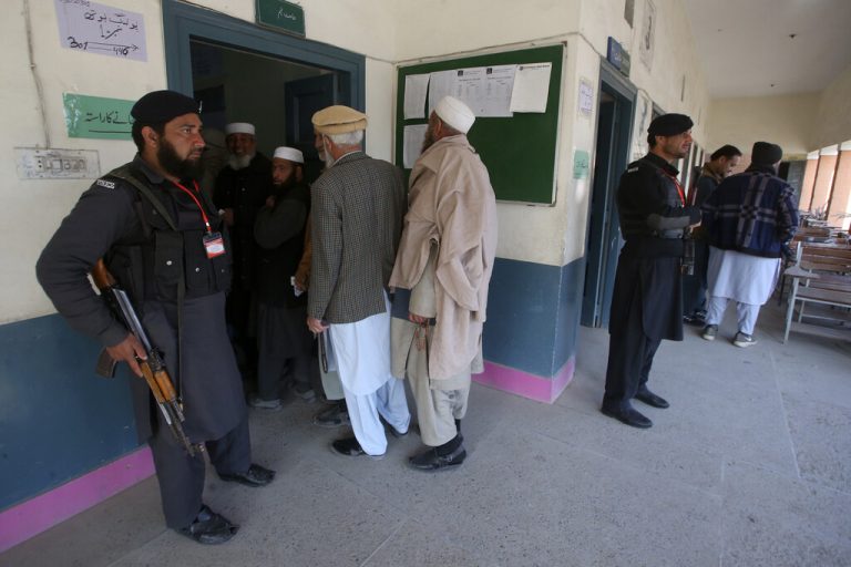 Die Eingänge zu den Wahllokalen werden streng bewacht: hier in Jamrud, in der nordwestlichen Grenzprovinz Khyber Pakhtunkhwa <span class="copyright">AP/Muhammad Sajjad</span>