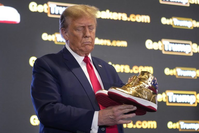 Donald Trump hält goldene Sneaker bei der Sneaker Con in Philadelphia. <span class="copyright">AP Photo/Manuel Balce Ceneta</span>