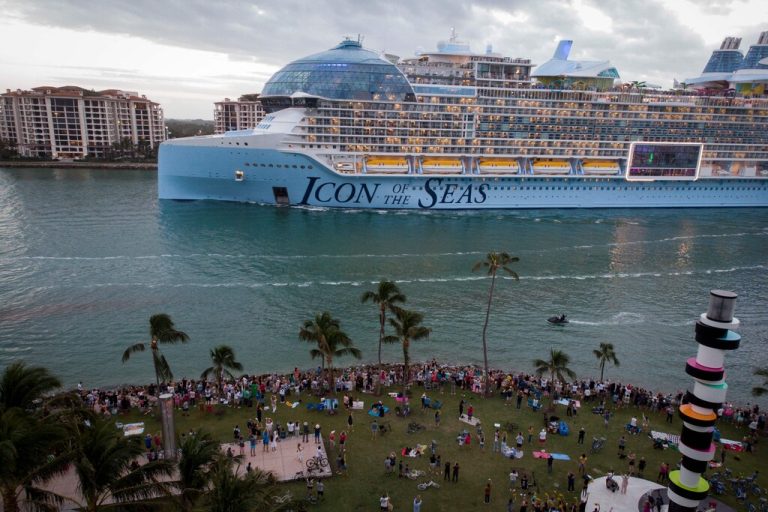 Der Koloss beim Auslaufen von Miami <span class="copyright">AFP/Marco Bello</span>