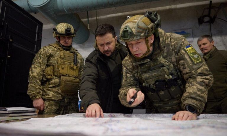 Selenskyj mit seinem neuen Top-Militär Syrskyj (rechts) <span class="copyright">APA/ ukrainian presidential press service</span>