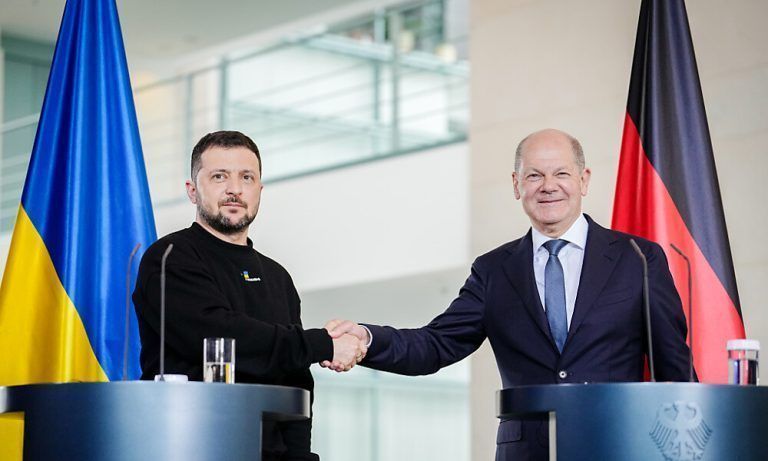 Wolodymyr Selenskyj (l.) und Olaf Scholz <span class="copyright">APA/ dpa</span>