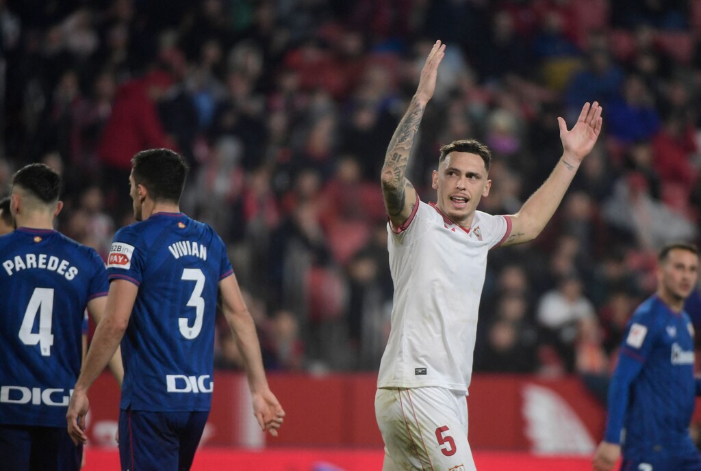 Fan belästigte Spieler mit Finger am Gesäß