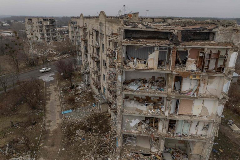 Zerstörte Wohnhäuser: Die ukrainische Region Charkiw wird massiv von Russland angegriffen, zahlreiche Zivilisten sind bereits ums Leben gekommen <span class="copyright">AFP/Roman Pilipey</span>