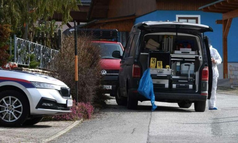 Ein Mann soll Montagfrüh, 26. Februar 2024, seine Ehefrau in Eschenau (Bezirk Lilienfeld) getötet haben. Der Verdächtige dürfte daraufhin einen Suizidversuch unternommen haben. Im Bild: Einsatzkräfte in der Nähe des Tatorts.<span class="copyright"> (C) APA</span>