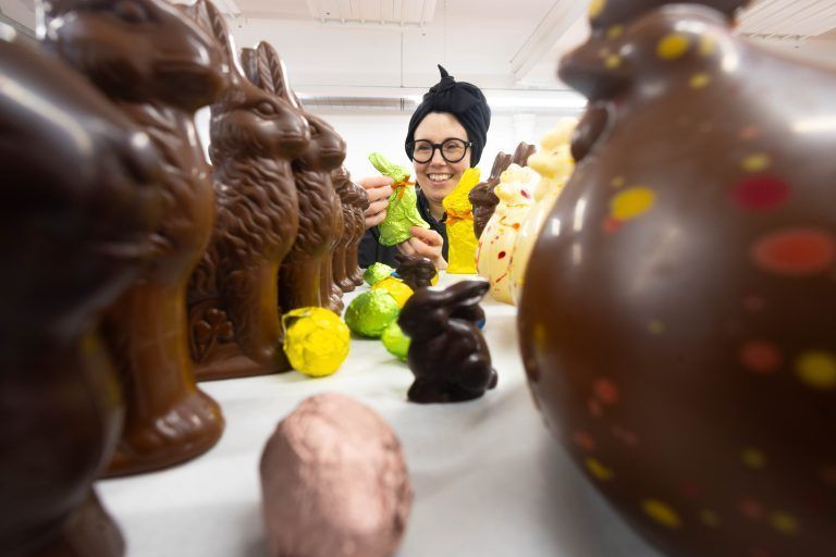 Ostern-Titelgeschichte mit Martina Homann-Dellantonio von Xocolat. Osterhasen