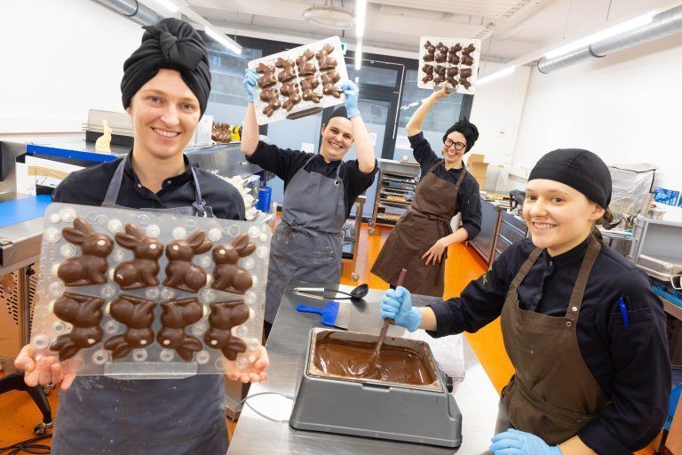 Ostern-Titelgeschichte mit Martina Homann-Dellantonio von Xocolat. Osterhasen