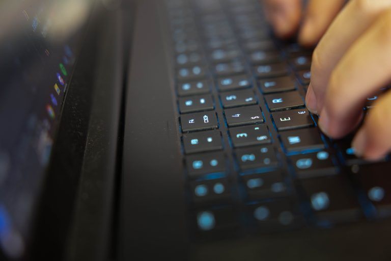Durch das Fach "Digitale Grundbildung", das seit dem Schuljahr 2022/23 in der Sekundarstufe I verpflichtend ist, wird im Klassenzimmer mehr mit Technologie gearbeitet. <span class="copyright">Hartinger</span>
