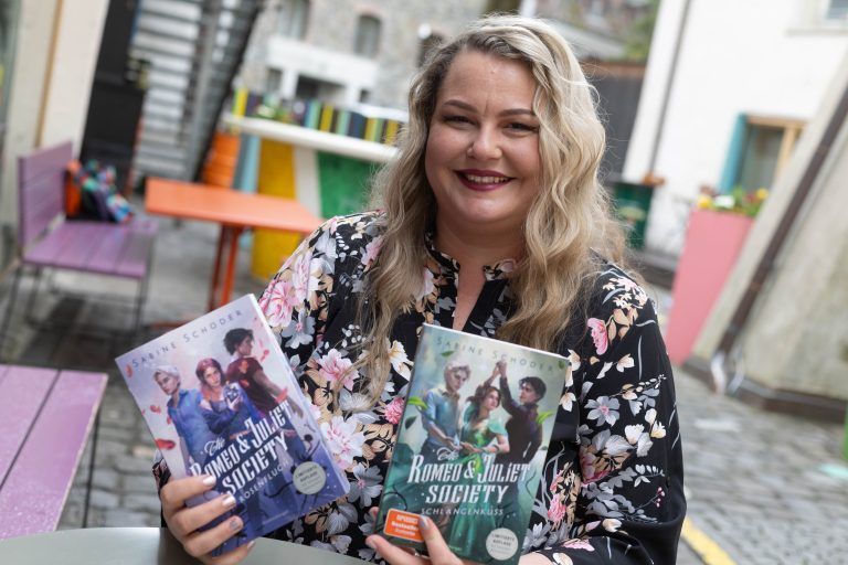 Jugendautorin Sabine Schoder landete mit ihrem neuen Buch auf der Spiegel Bestsellerliste.