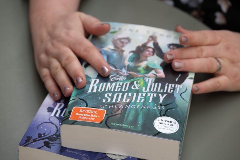 Jugendautorin Sabine Schoder landete mit ihrem neuen Buch auf der Spiegel Bestsellerliste.