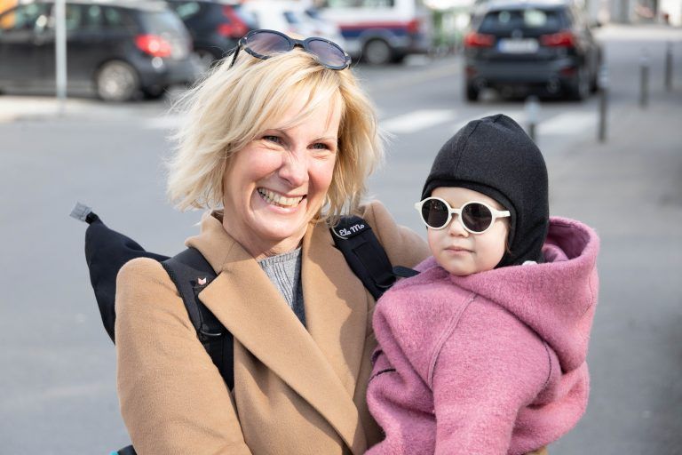 Monika Obermair mit ihrer Enkelin. <span class="copyright">Hartinger</span>