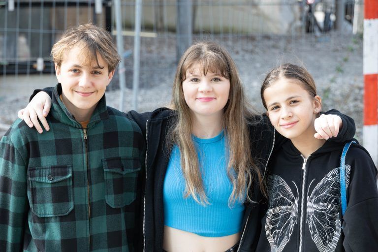 Luca (12), Finja (13) und Anna (12) können einem Handyverbotsgesetz nichts abgewinnen. <span class="copyright">Hartinger</span>