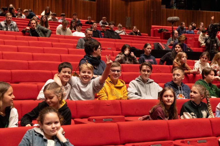 Über 200 Kinder aus Mittelschulen kamen ins Festspielhaus. <span class="copyright">Klaus Hartinger</span>
