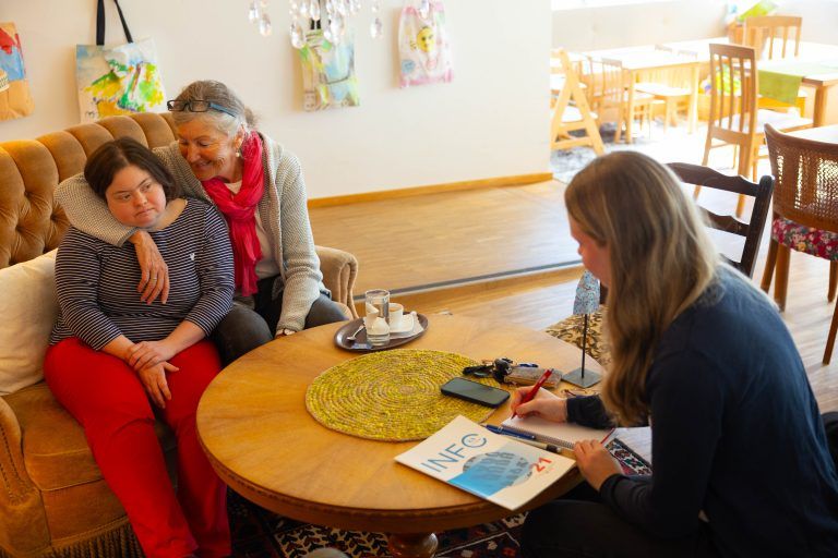 Mama Gabriela Meusburger und ihre Tochter Anina (35 Jahre, Downsyndrom) über das Thema Arbeiten, Wohnen, Lohn