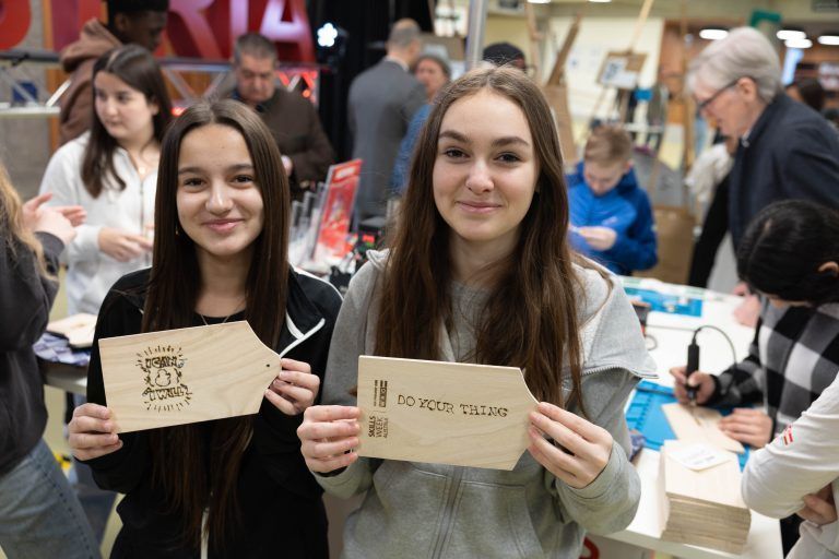 Elena und Aylin haben schon eine ungefähre Vorstellung davon, wo sie später einmal arbeiten möchten. <span class="copyright">Hartinger</span>
