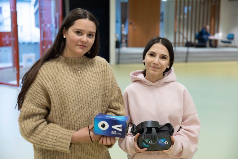 Mia und Medine hat die Station mit VR-Brillen sehr gut gefallen. <span class="copyright">Hartinger</span>