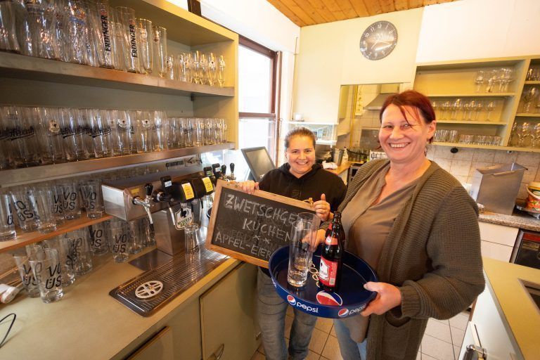 Bianca und Christine richten sich hinter der Bar ein. <span class="copyright">Hartinger</span>