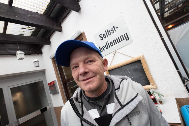 Manfred Hofer freut sich auf die ersten Gäste. <span class="copyright">Hartinger</span>