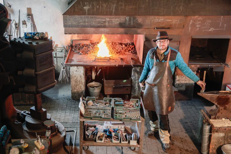Besuch in Johannes Neumayers Schmiede <span class="copyright">Klaus Hartinger</span>