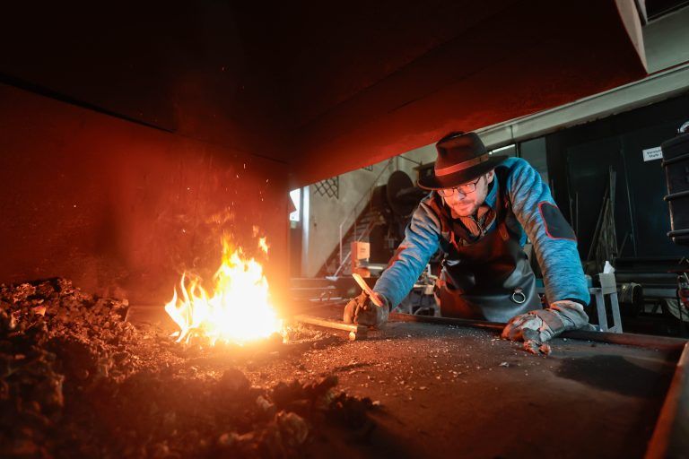 Rund 1500 Grad hat das Feuer, in dem geschmiedet wird <span class="copyright">Klaus Hartinger</span>