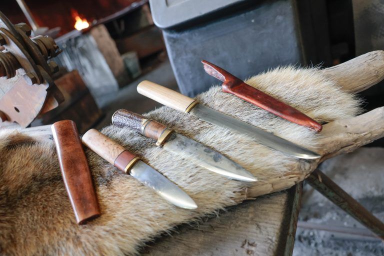 Von der Messerklinge bis zu Griff und Scheide wird alles selbst gemacht <span class="copyright">Klaus Hartinger</span>