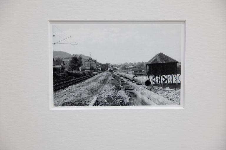 Ausstellungswerken fotografieren + Ausstellungsfotos Neue Ausstellungen: – ZUR ZEIT memeclassworldwide „Are you happy to be in Paris?“ – Jeannette Frei und Claudia Keel „Die Blumen, die Nacht und die Liebe“
