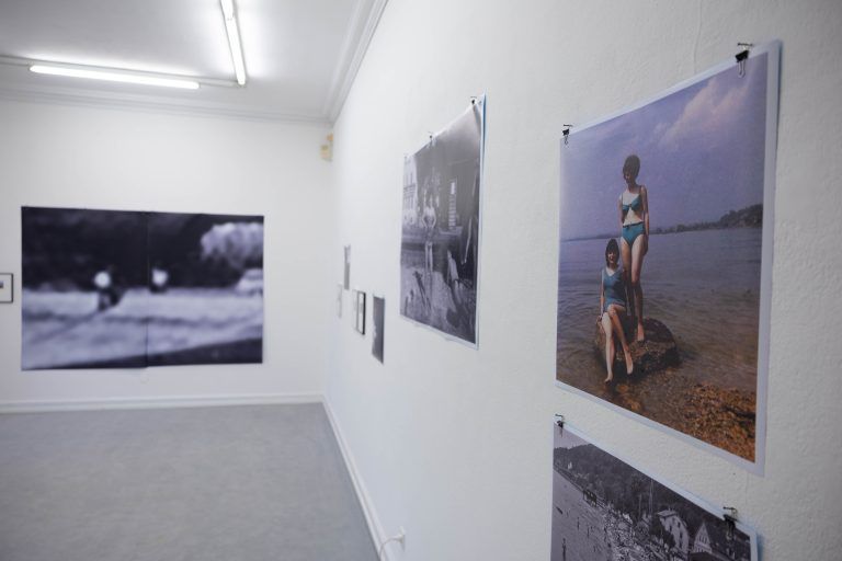 Ausstellungswerken fotografieren + Ausstellungsfotos Neue Ausstellungen: – ZUR ZEIT memeclassworldwide „Are you happy to be in Paris?“ – Jeannette Frei und Claudia Keel „Die Blumen, die Nacht und die Liebe“