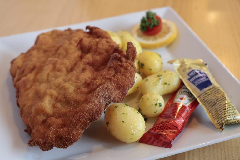 Auch Wiener Schnitzel gibt es auf der Speisekarte. <span class="copyright">Hartinger</span>