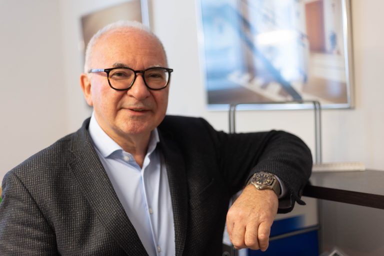 Ambros Hiller ist seit über 30 Jahren im Immobilienbereich tätig. <span class="copyright">Klaus Hartinger</span>