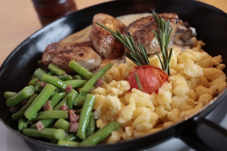 Die "Adler Pfanne" mit Schweinsmedaillons, Spätzle, Bohnen, Rahmsauce und Champignons. <span class="copyright">Hartinger</span>