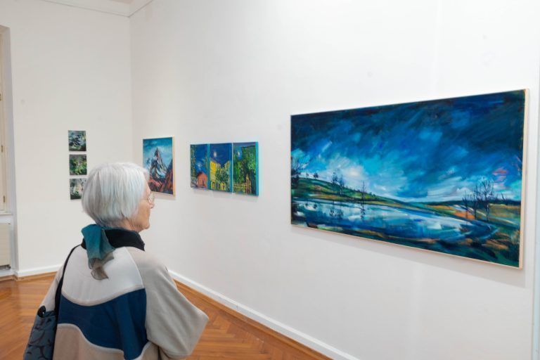 Ausstellungswerken fotografieren + Ausstellungsfotos Neue Ausstellungen: – ZUR ZEIT memeclassworldwide „Are you happy to be in Paris?“ – Jeannette Frei und Claudia Keel „Die Blumen, die Nacht und die Liebe“