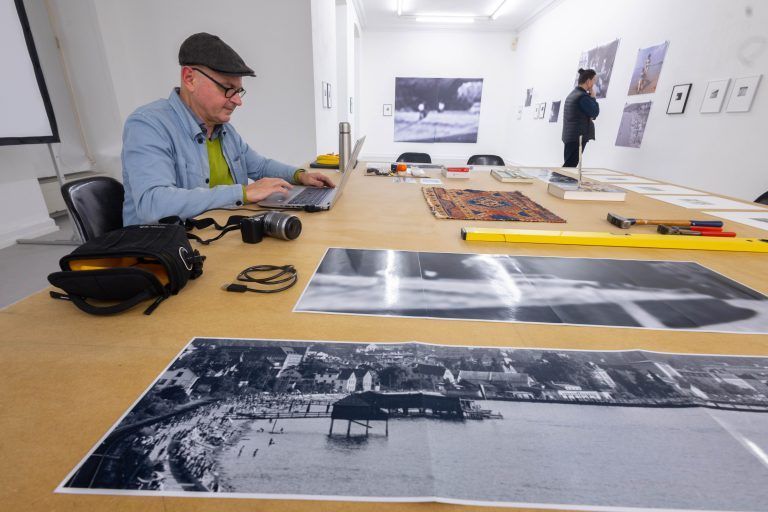 Ausstellungswerken fotografieren + Ausstellungsfotos Neue Ausstellungen: – ZUR ZEIT memeclassworldwide „Are you happy to be in Paris?“ – Jeannette Frei und Claudia Keel „Die Blumen, die Nacht und die Liebe“