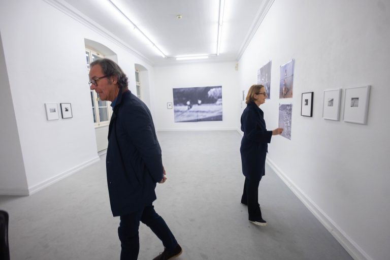 Ausstellungswerken fotografieren + Ausstellungsfotos Neue Ausstellungen: – ZUR ZEIT memeclassworldwide „Are you happy to be in Paris?“ – Jeannette Frei und Claudia Keel „Die Blumen, die Nacht und die Liebe“