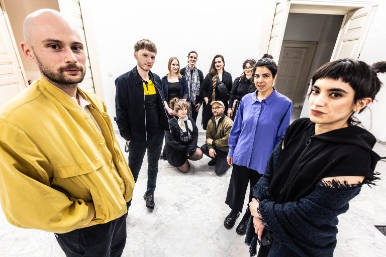 Ausstellungswerken fotografieren + Ausstellungsfotos Neue Ausstellungen: – ZUR ZEIT memeclassworldwide „Are you happy to be in Paris?“ – Jeannette Frei und Claudia Keel „Die Blumen, die Nacht und die Liebe“