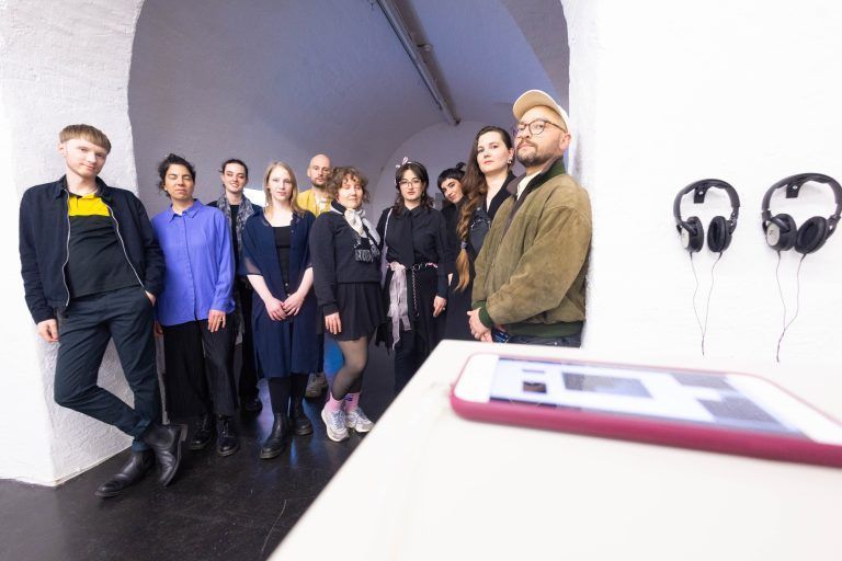 Ausstellungswerken fotografieren + Ausstellungsfotos Neue Ausstellungen: – ZUR ZEIT memeclassworldwide „Are you happy to be in Paris?“ – Jeannette Frei und Claudia Keel „Die Blumen, die Nacht und die Liebe“