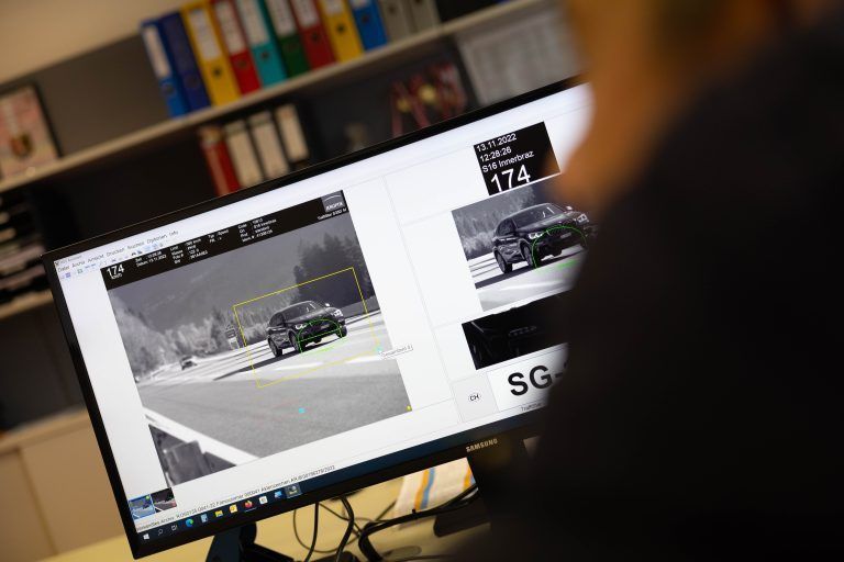 Neben den klassischen Radar- und Lasergeräten, landläufig als Radarboxen bezeichnet, stehen der Verkehrspolizei mobile Radar- und Lasergeräte, Laserpistolen, Abstands- und Lichtschrankenmessgeräte sowie in Zivilfahrzeuge eingebaute Nachfahrkameras zur Verfügung. <span class="copyright">Klaus Hartinger</span>